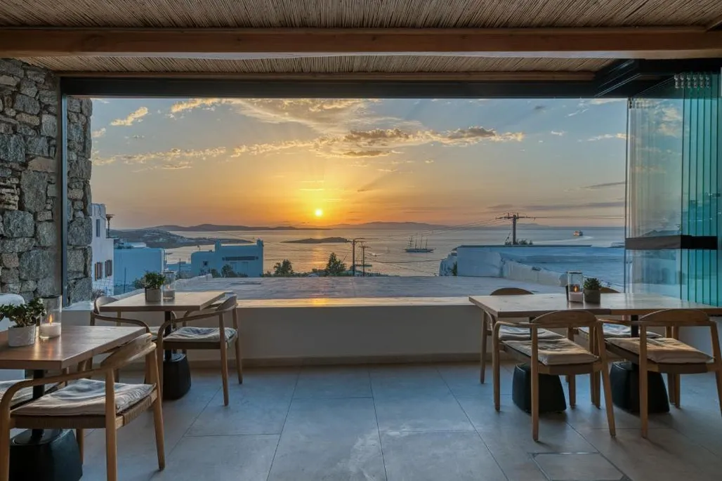 מרפסת מסעדה עם שקיעה מעל הים, Damianos Mykonos Hotel, מיקונוס