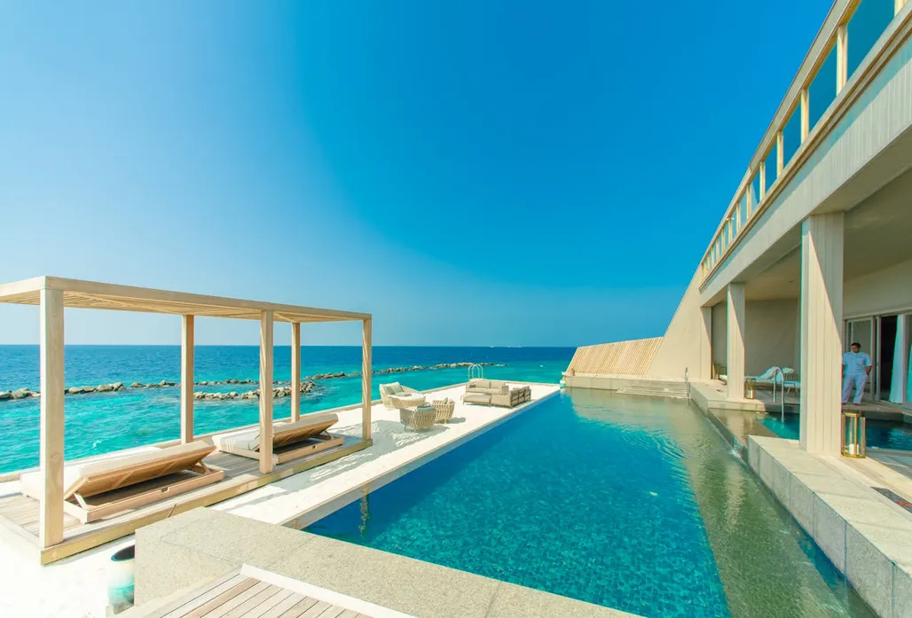 בריכה ונוף לים במלון יוקרה, Mykonos Grand Hotel, מיקונוס