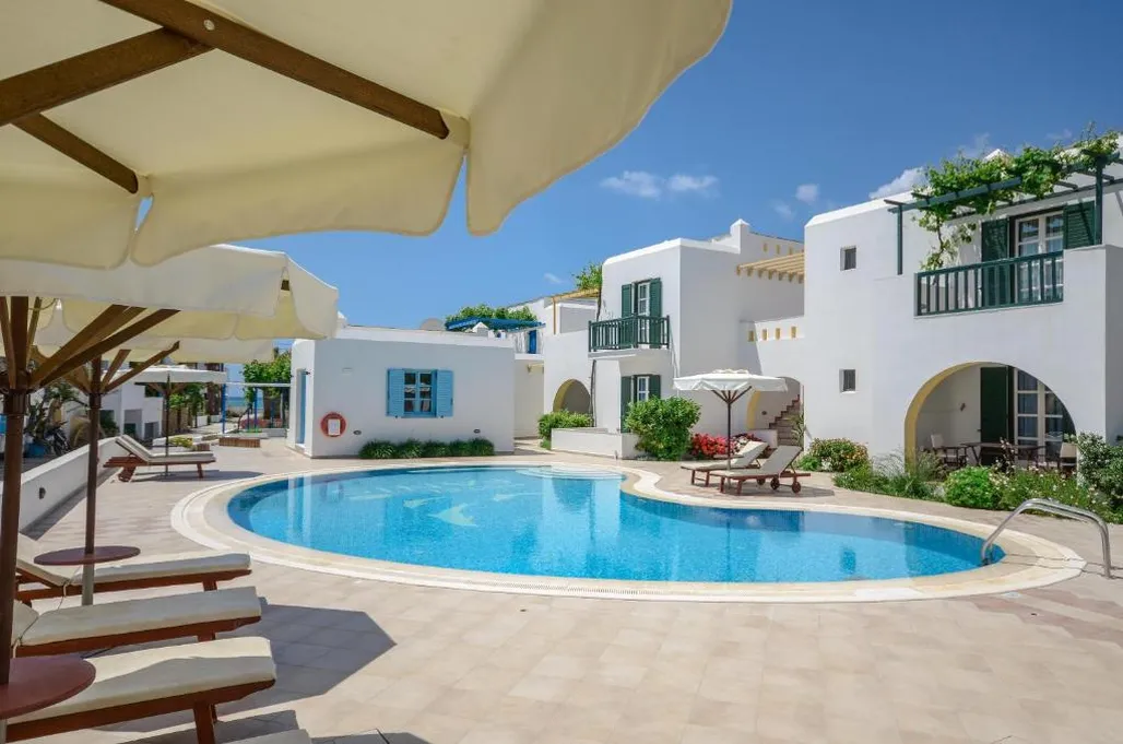 בריכה עם בניינים לבנים ומטריות שמש, Hotel Fanis, נקסוס